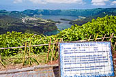 Azzorre, Isola di San Miguel - Escursione a Sete Cidades.  Lungo il sentiero che percorre la cresta della Caldeira das Sete Cidades. Il punto panoramico Vista do Rei. 